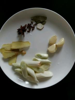准备好葱姜蒜，花椒，八角，香叶和白芷（香叶和白芷可不放。）