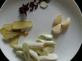 准备好葱姜蒜，花椒，八角，香叶和白芷（香叶和白芷可不放。）