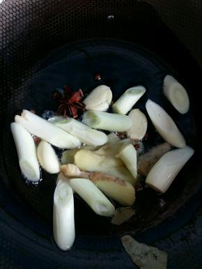 热锅凉油，把上面准备的食材放入锅中，小火炒出香味。