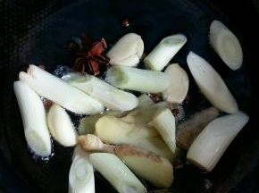 热锅凉油，把上面准备的食材放入锅中，小火炒出香味。