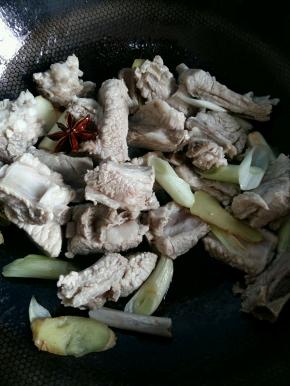 把排骨倒进去翻炒3分钟入味。