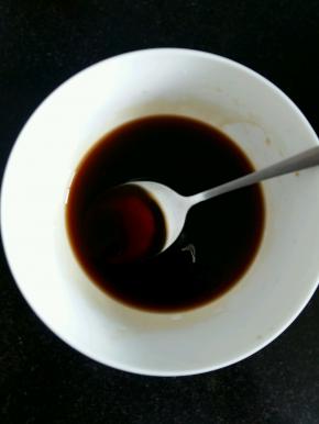 提前准备好糖醋汁。料酒:酱油:白糖:醋＝1:2:3:4。按照这个比例来就行了，勺子用普通的小汤勺即可。（我用的生抽，颜色比较淡，所以用了1勺生抽，1勺老抽，来增加颜色。）