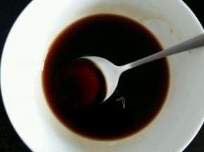 提前准备好糖醋汁。料酒:酱油:白糖:醋＝1:2:3:4。按照这个比例来就行了，勺子用普通的小汤勺即可。（我用的生抽，颜色比较淡，所以用了1勺生抽，1勺老抽，来增加颜色。）