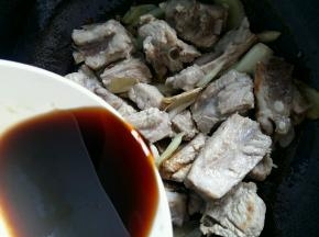 排骨炒入味后，倒入糖醋汁。