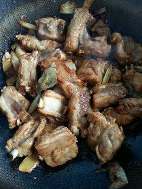 翻炒5分钟给排骨上色。