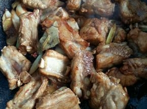 翻炒5分钟给排骨上色。