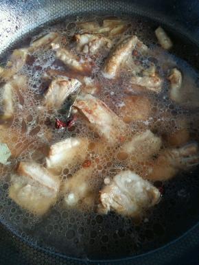 倒入没过排骨的开水，一定要开水。放入适量盐调味。