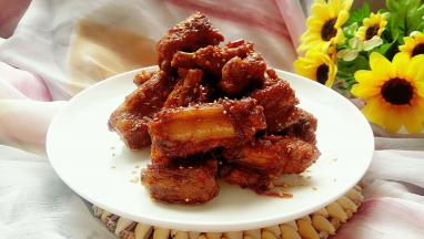 最后把汤汁收干，上面撒一些白芝麻即可。