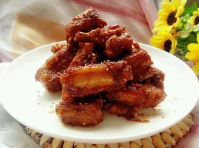 最后把汤汁收干，上面撒一些白芝麻即可。