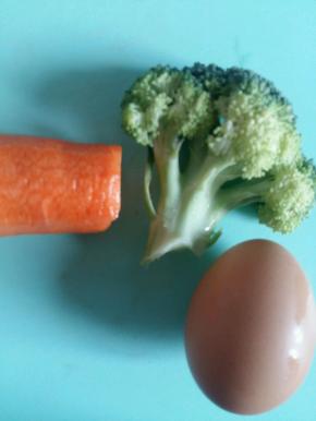 准备好西兰花，胡萝卜，鸡蛋。（西兰花焯熟。）