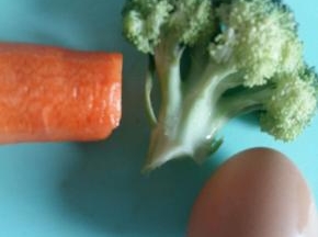 准备好西兰花，胡萝卜，鸡蛋。（西兰花焯熟。）
