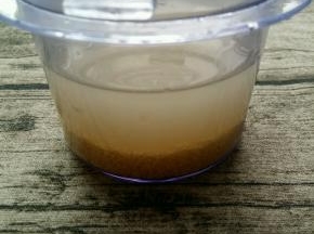 把小米倒入料理杯中，加入半碗凉开水。