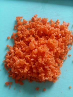 胡萝卜切小丁，尽量碎一点。方便宝宝咀嚼。