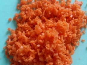 胡萝卜切小丁，尽量碎一点。方便宝宝咀嚼。