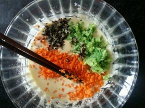 放入切碎的胡萝卜和煮好切碎的西兰花，还有煮熟的三色藜麦。搅拌均匀