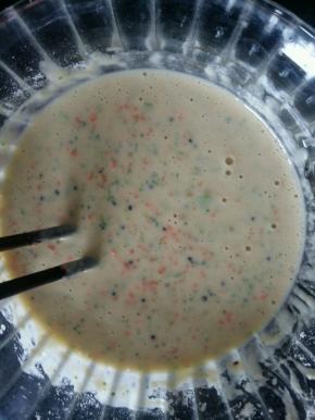 我之前加了一点点面粉的，调好后如果觉得太稀了，继续少量加面粉，直到面糊粘稠并可以滴落。撒少许盐调味。