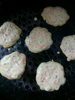 电饼铛刷少许油，面糊均匀的倒入电饼铛中，用汤勺最好，大小均匀些。