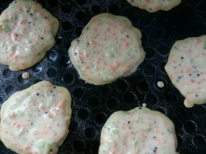 电饼铛刷少许油，面糊均匀的倒入电饼铛中，用汤勺最好，大小均匀些。