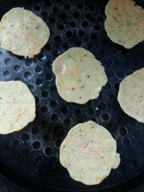 根据薄厚控制时间，我做的不厚，每面各煎1分钟即可，不盖盖子。