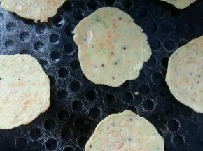 根据薄厚控制时间，我做的不厚，每面各煎1分钟即可，不盖盖子。