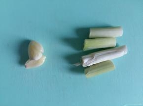 准备葱蒜。