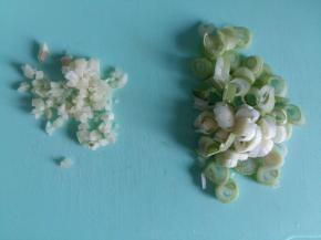 葱蒜切碎备用。