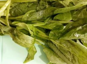 菠菜洗净切三厘米长的段。并烧一锅开水准备焯菠菜。