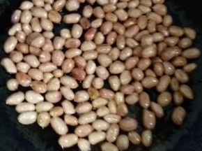 烧水的同时炒花生。热锅凉油倒入花生米，小火不断翻炒。（油只用一点点就行，也可以不放油。）