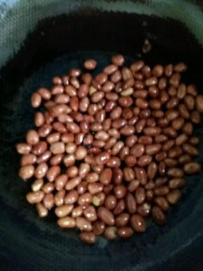 一直翻炒直到花生变色就熟了。