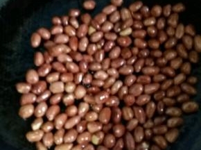 一直翻炒直到花生变色就熟了。