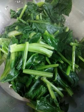 菠菜焯熟捞出来控干水份放凉。