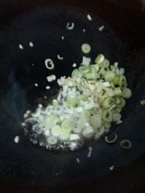 锅里放一点点油，把蒜末和葱花倒进去小火炒出香味。