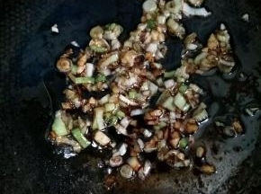 关火后倒入一勺酱油。