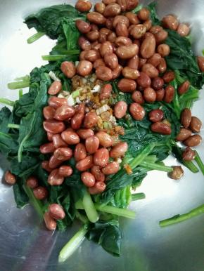 花生和葱蒜末倒进去。