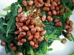 花生和葱蒜末倒进去。