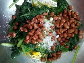 倒入一勺白糖，两勺醋，少许盐，一勺香油，搅拌均匀。