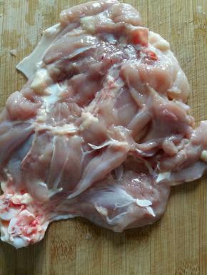 鸡腿用剪刀去除骨头。