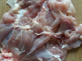 鸡腿用剪刀去除骨头。