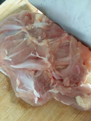 用刀背给鸡肉按摩一下，方便入味，用力不要太大。不砍断就行。