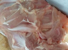 用刀背给鸡肉按摩一下，方便入味，用力不要太大。不砍断就行。