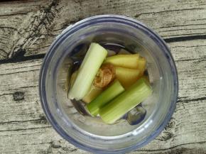 葱姜蒜放入料理杯中，加一点点水，打成葱姜蒜汁。