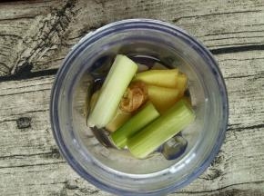 葱姜蒜放入料理杯中，加一点点水，打成葱姜蒜汁。