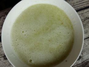 葱姜蒜汁中加入一碗水，一勺料酒，少许盐。