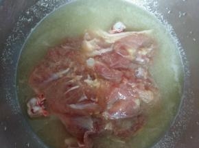 把鸡腿肉放入葱姜蒜汁中腌制，这是为了更好的去处腥味，当然也可以不用弄葱姜水，直接用料酒也可以。
给鸡肉按摩一会，和葱姜汁一起放入密封的容器中，放入冰箱冷藏腌制2小时。