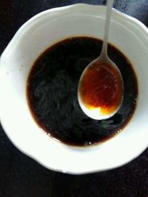 调照烧汁:两勺酱油，一勺老抽，一勺料酒，一勺蜂蜜，少许盐，2碗水。调匀。用量我是自己调的，并不固定。