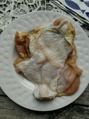 鸡肉腌制好了，拿出来用厨房纸巾吸干水份，也可以用吹风机把鸡皮表面吹干，这样煎出来的表面会脆一些。