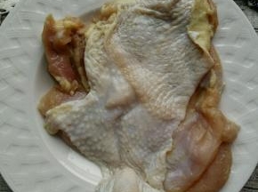 鸡肉腌制好了，拿出来用厨房纸巾吸干水份，也可以用吹风机把鸡皮表面吹干，这样煎出来的表面会脆一些。