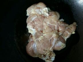 煎鸡肉最好用不粘锅，不粘锅的话不用放油，因为鸡皮会出油。如果是普通锅就要放一点点油，鸡皮朝下，中小火煎黄。