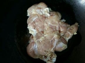 煎鸡肉最好用不粘锅，不粘锅的话不用放油，因为鸡皮会出油。如果是普通锅就要放一点点油，鸡皮朝下，中小火煎黄。