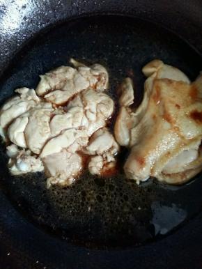 两个鸡腿煎好了，倒入照烧汁，大火烧开，转小火煮10分钟，然后大火收汁。